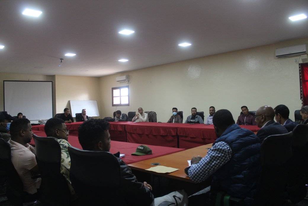 في إطار تنزيل المبادئ الدستورية الرامية إلى تعزيز الديمقراطية التشاركية، شهدت جماعة أيت زينب بتاريخ 30 أبريل 2025 انعقاد الجمع العام التأسيسي للمجلس الاستشاري للشباب، كهيئة استشارية تهدف إلى إشراك الطاقات الشابة في تدبير الشأن العام المحلي، وصقل مهاراتهم في مجالات الترافع والمشاركة المواطِنة. وفي كلمة توجيهية بالمناسبة، أكد السيد عبد الصمد مشكور، رئيس جماعة أيت زينب، أن تأسيس هذا المجلس ليس خطوة شكلية أو مناسبة احتفالية، بل يُعد استجابة عملية لمضامين برنامج عمل الجماعة، الذي يُوصي بضرورة انخراط الشباب في اتخاذ القرار المحلي، انسجاماً مع شعار: "أيت زينب ديالنا كاملين". وشدّد السيد الرئيس على أهمية أن يتسم أعضاء هذا المجلس بروح الإيجابية والإيمان الصادق بمنطق التغيير التدريجي، انطلاقاً من الإمكانيات المتاحة، مع استحضار النية الخالصة في جعل العمل في الشأن العام وسيلة لرضى الله وخدمة المصلحة العامة. كما وجه دعوة صريحة إلى الشباب لحضور دورات المجلس الجماعي، المقررة في أشهر أكتوبر، فبراير، وماي، إلى جانب الدورات الاستثنائية، من أجل الاطلاع على قضايا الجماعة عن قرب والمساهمة الفعلية في النقاش العمومي. وفي هذا السياق، دعا السيد الرئيس إلى تجاوز خطابات السلبية والتفرغ للعمل الجاد والبنّاء، مشيراً إلى أن أبواب الجماعة مفتوحة أمام جميع الشباب الراغبين في تقديم مقترحات أو مبادرات، شريطة احترام المساطر القانونية والتنسيق مع السلطات المحلية. وقد تميز اللقاء أيضاً بكلمة لرئيس اللجنة التحضيرية، الذي قدم عرضاً تأطيرياً حول استراتيجية عمل المجلس، وربطها بالمرجعيات القانونية المؤطرة، وفي مقدمتها دستور المملكة، والقانون التنظيمي المتعلق بالجماعات الترابية. وفي سياق اختيار القيادة، وفي عرس ديمقراطي قل نظيرة تم انتخاب السيد سعيد أفري رئيساً للمجلس المحلي للشباب، وهو انتخاب لم يكن وليد تعاطف ظرفي، بل كان اختياراً دقيقاً نابعاً من قناعة جماعية لدى كافة الشباب، بكونه طاقة شبابية طموحة، غيورة على مصلحة الجماعة، وقادر على قيادة المبادرات الشبابية وتحقيق الأثر الإيجابي الملموس. واختُتم اللقاء بالتأكيد على أن انفتاح الجماعات على محيطها الاجتماعي، وخاصة على فئة الشباب، أصبح عاملاً حاسماً في بناء جسور الثقة بين الفاعل السياسي والمواطن الشاب و مفتاح التنمية المستدامة.